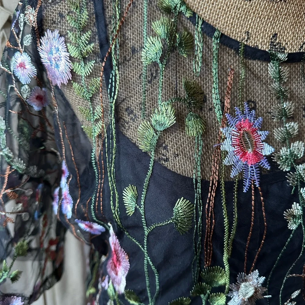 Romeo & Juliet Couture Floral Embroidered Mesh Top NWT - Picture 3 of 12